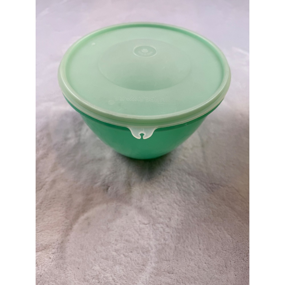 Tupperware Crisp It Container Green 7 Inch Bowl With Lid Storage Kitchenware - Picture 1 of 5